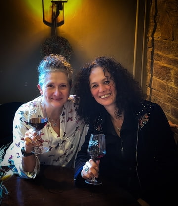 Bezoek aan De Busjop: links ikzelf, rechts mijn zus